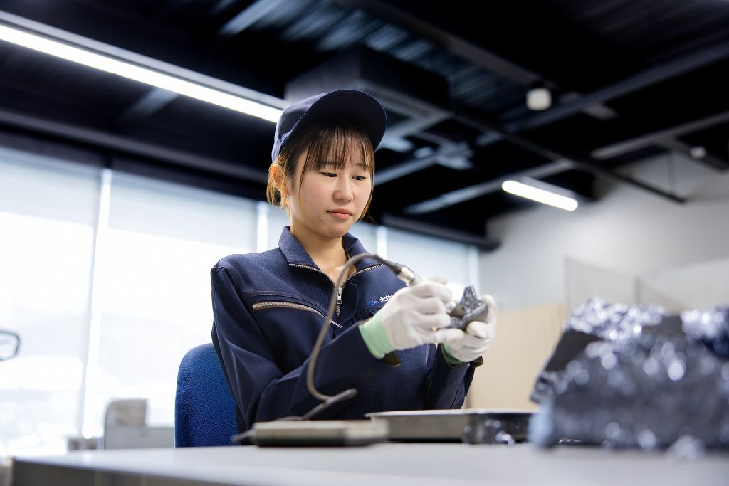 集中して作業する社員