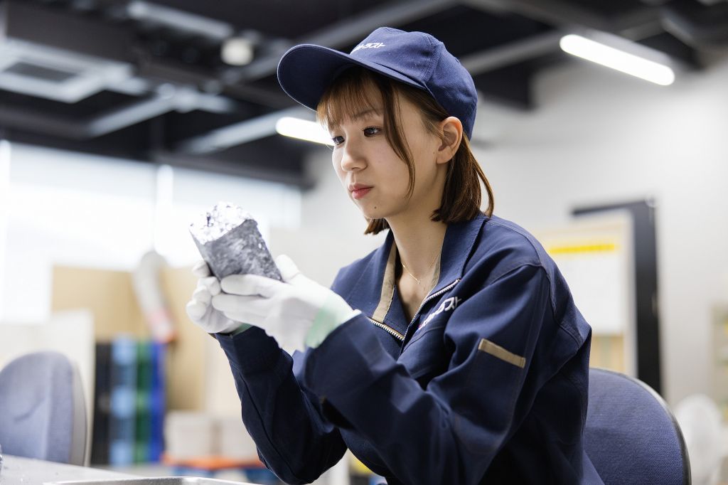 素材を確認する社員