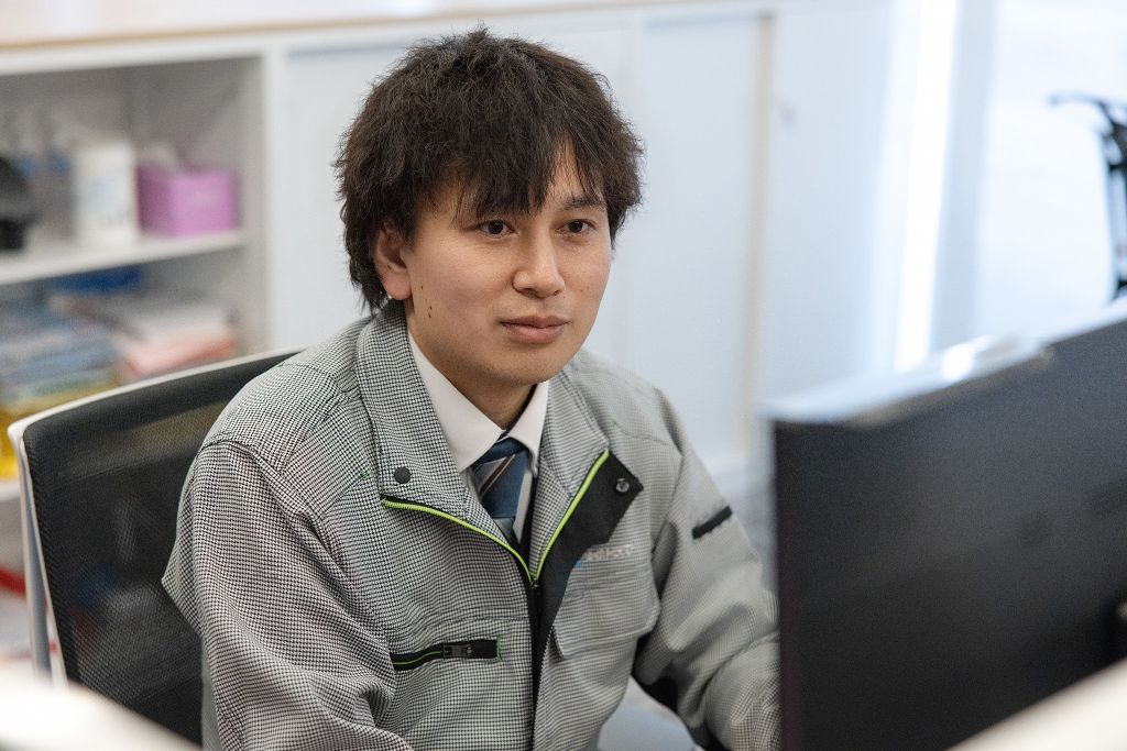 社員（オフィスで仕事）